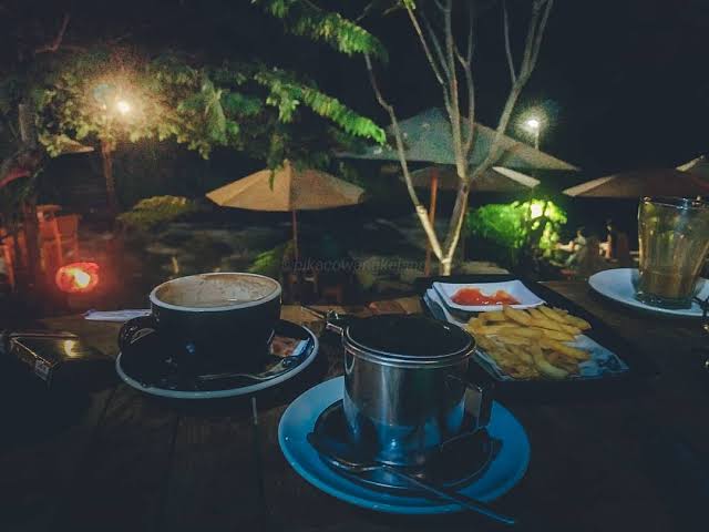 Yoz2304's tweet photo. Buat lirik lagu ditemenin kopi lokasi di pegunungan enak yah... https://t.co/vtc0wEVBfP