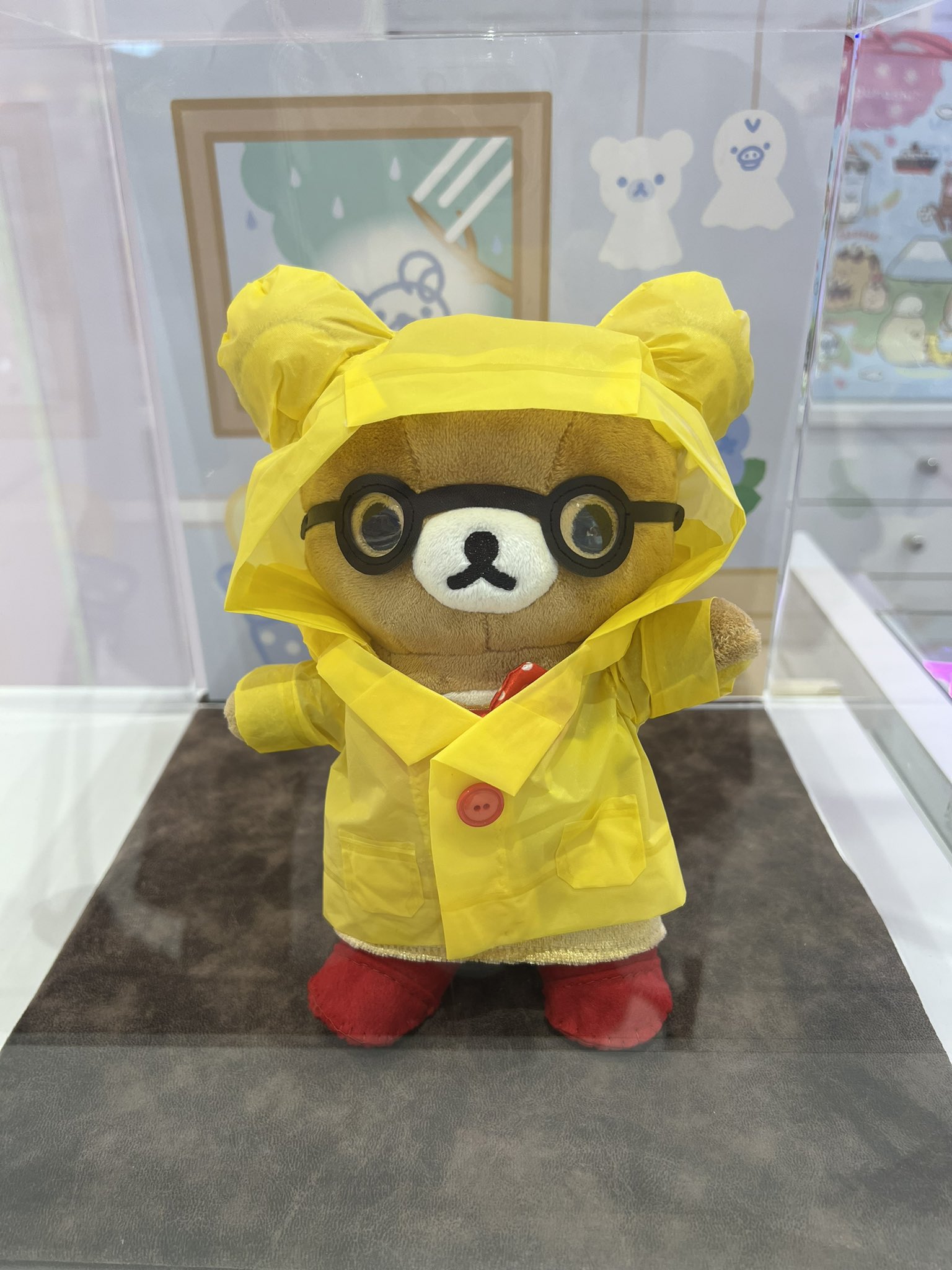 チビッコ 6 1 ししょ 店長 レインコートを着て 6月の梅雨に備えていました 素敵な靴も履いて 雨が来てもへっちゃらだね 壁紙も6月仕様に変わっていましたよ リラックマストア店長 リラックマ リラックマストア心斎橋 ししょ 店長