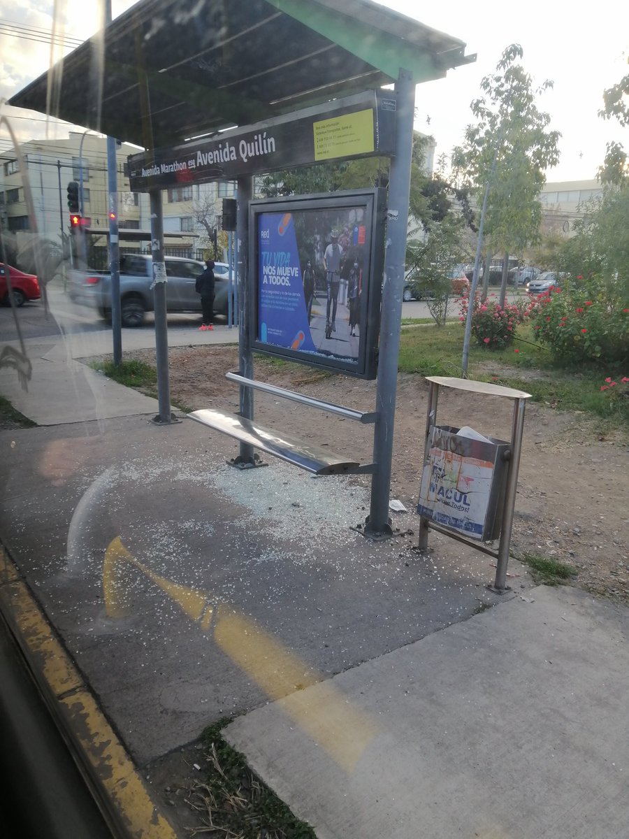 vcroli_86's tweet photo. @MuniMacul este paradero lleva días con los vidrios así, puede ser peligroso para quien pase o espera ahí https://t.co/OVhm1iJ9th