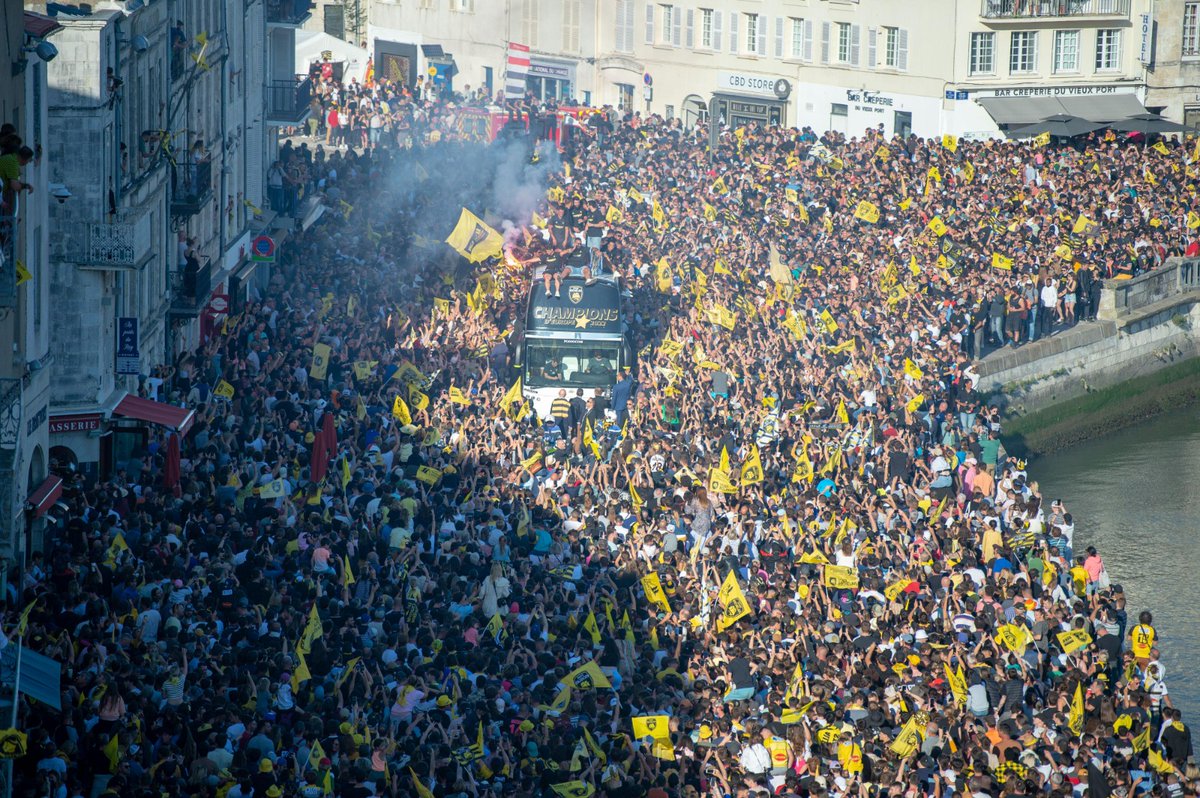 top14rugby's tweet photo. #ChampionsCup
Quelle ferveur sur le Vieux-Port 💛🖤 https://t.co/OzjqEgSdC0