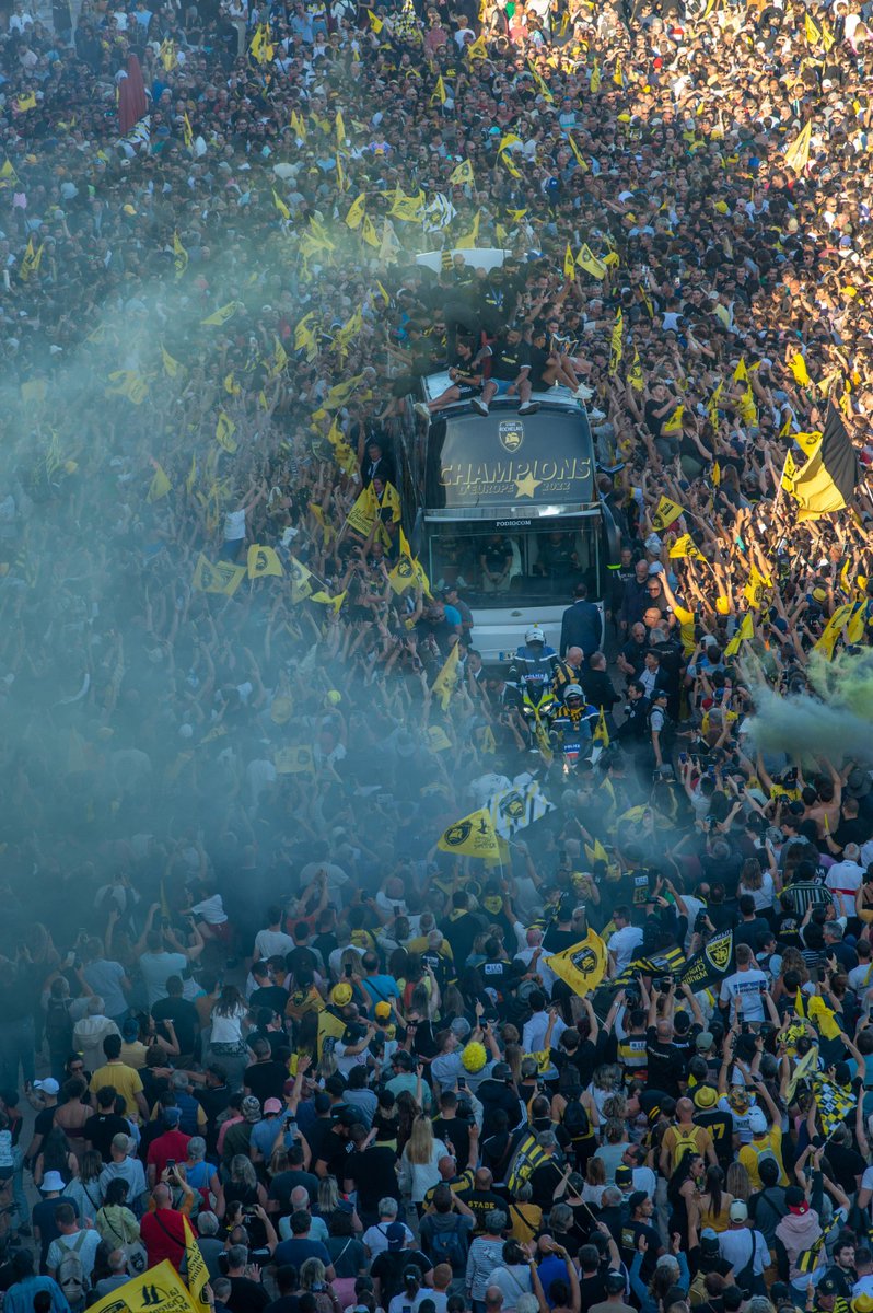 top14rugby's tweet photo. #ChampionsCup
Quelle ferveur sur le Vieux-Port 💛🖤 https://t.co/OzjqEgSdC0