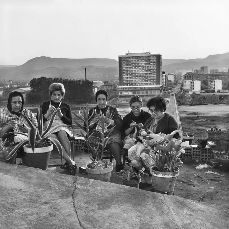Mujeres haciendo ganchillo en Fraga, Huesca. Antonio López Osés, 1969.