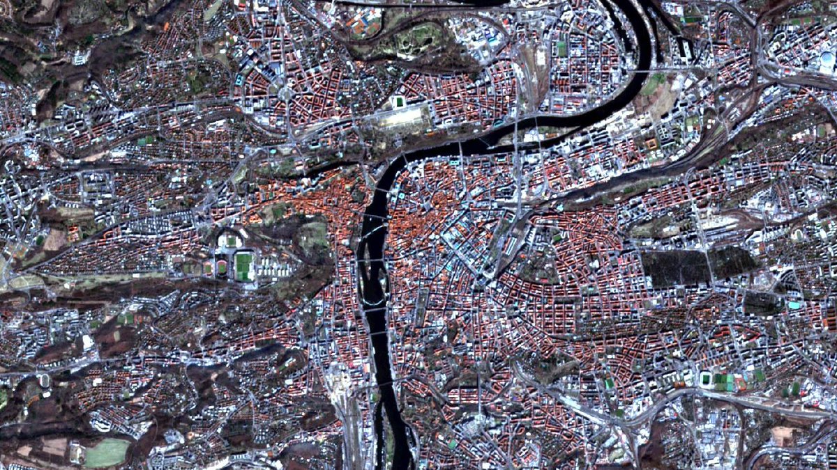 MundialisInfo's tweet image. Our latest satellite image of the month shows #Prague, the venue of the upcoming #OpenDataScience Europe Workshop 2022. See you there!
mundialis.de/en/satellitenb… made with #OSGeo 
#Sentinel2 #Copernicus #satelliteimageofthemonth #Europe #Vltava @HarmonizerGeo