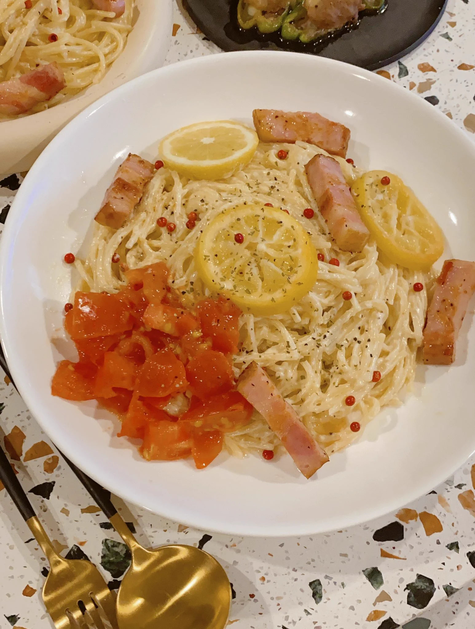 レモンクリームパスタのレシピ、
トマトとピンクペッパーを加えて作ってみた🍋
簡単おいしい〜  