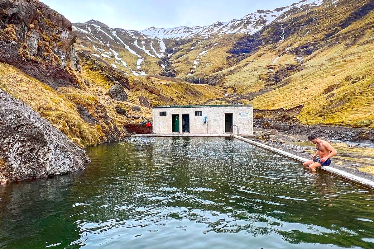 Dit is de heerlijke heetwaterbron Seljavallalaug op IJsland, met zwembad! Zie: bit.ly/3lZI74W