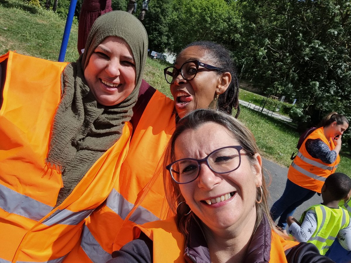 En direct de #BievrePoterne pour le nettoyage du quartier avec les élèves de l'école, l'Espace Bievre-Poterne et les associations <a href="/massy_academy/">Massy Academy</a> et @Afaam 
#ecocitoyennete
#EDD
#jeunesseengagee 
@MassyJeunesse 
<a href="/villedemassy/">Ville de Massy</a>
@edd_versailles