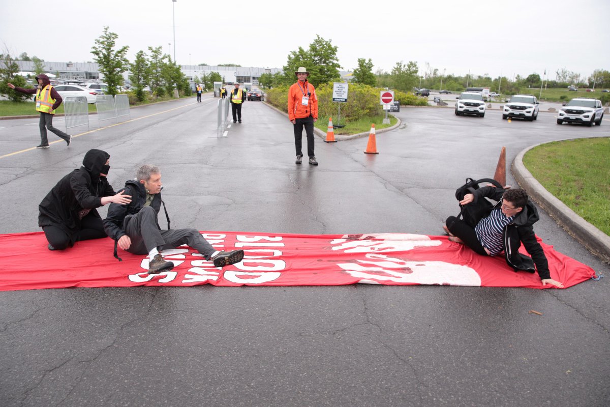 WBWCanada's tweet photo. BREAKING: Activists block access to the opening of #CANSEC2022 in Ottawa, North America’s largest weapons &amp; ‘defense’ fair. “These war profiteers have raked in record profits from the conflicts that have brought death &amp; misery to millions this year.” https://t.co/0qsST5YPue