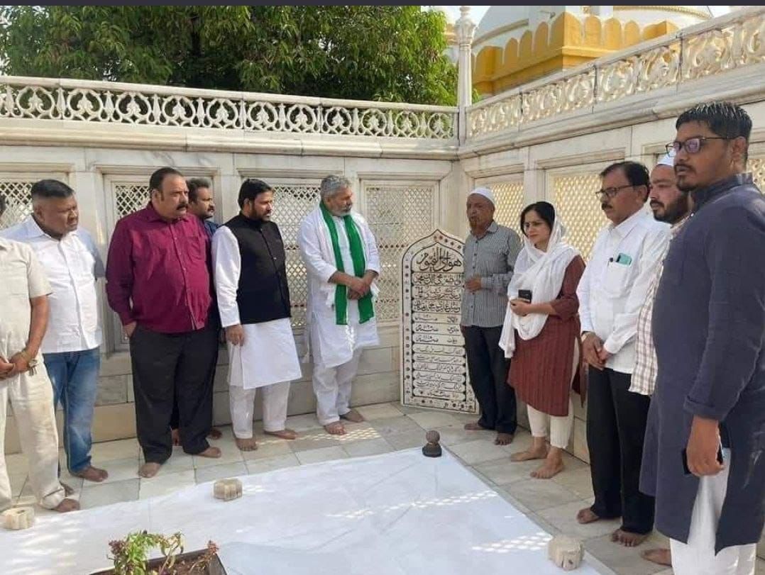 pradip103's tweet photo. बन ने गए थे किसानों के नेता 

चंद वोटों की चमक जो देखी, ख़तना करा बैठे। 🙂 https://t.co/YgRLalw4uW