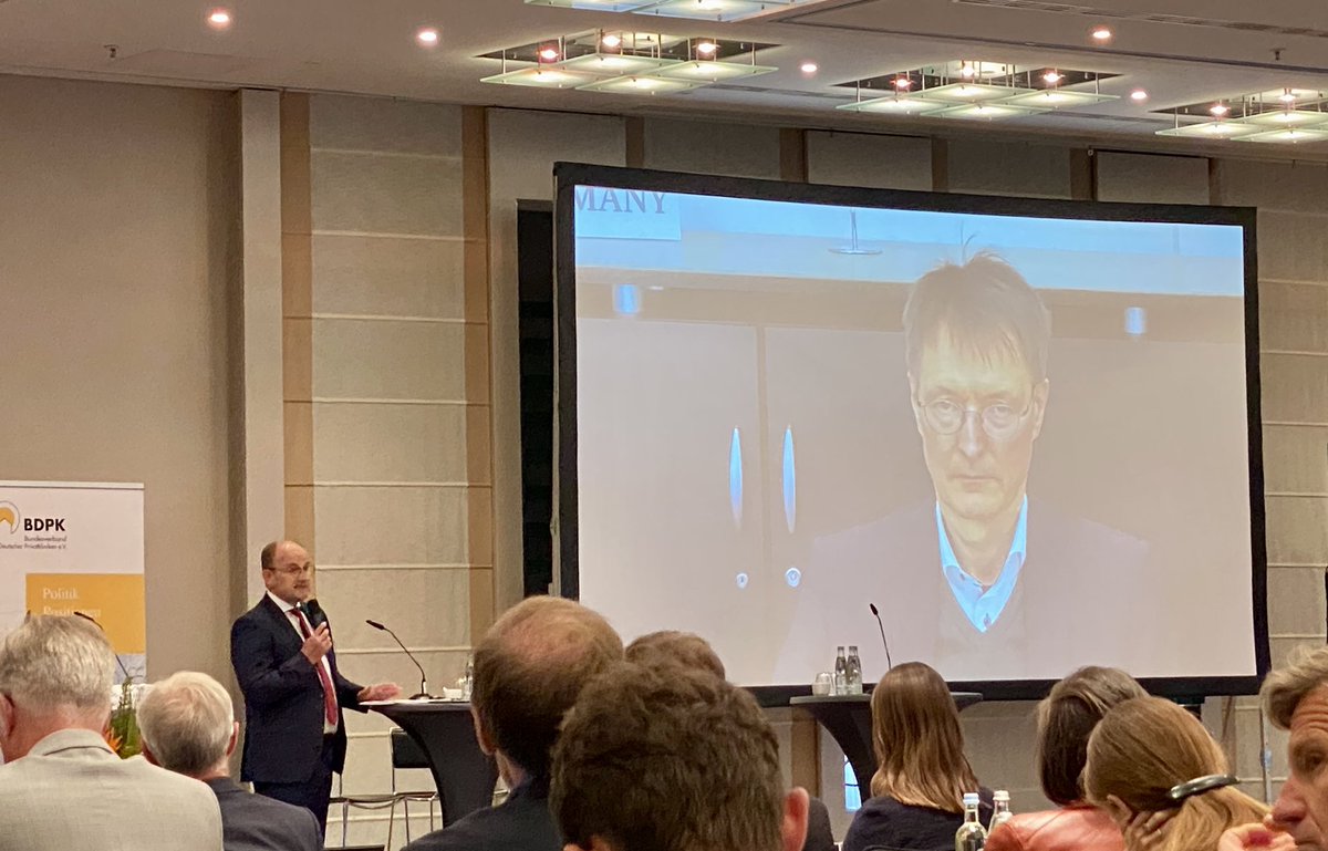 Prof. <a href="/Karl_Lauterbach/">Prof. Karl Lauterbach</a> beim #bdpkbuko2022 in Berlin: Bürokratie und Willkür beim Übergang vom Krankenhaus in die #Reha kann nicht bestritten werden. 
Qualität als Steuerkriterium könnte da helfen. #rehaportal #rehamachtsbesser