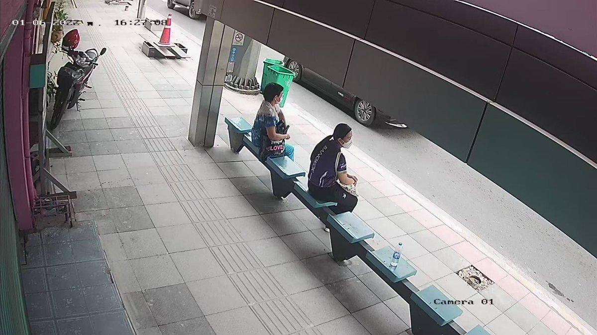 ฟุตบาทหน้าบ้านเละมาเกือบครึ่งปี พออ.ชัชชาติเข้ามา 2 วันก็ทำเสร็จ ทำเร็วก็ทำได้นี่ ที่แล้วมาติดขัดอะไร #ชัชชาติ #ผู้ว่ากทม