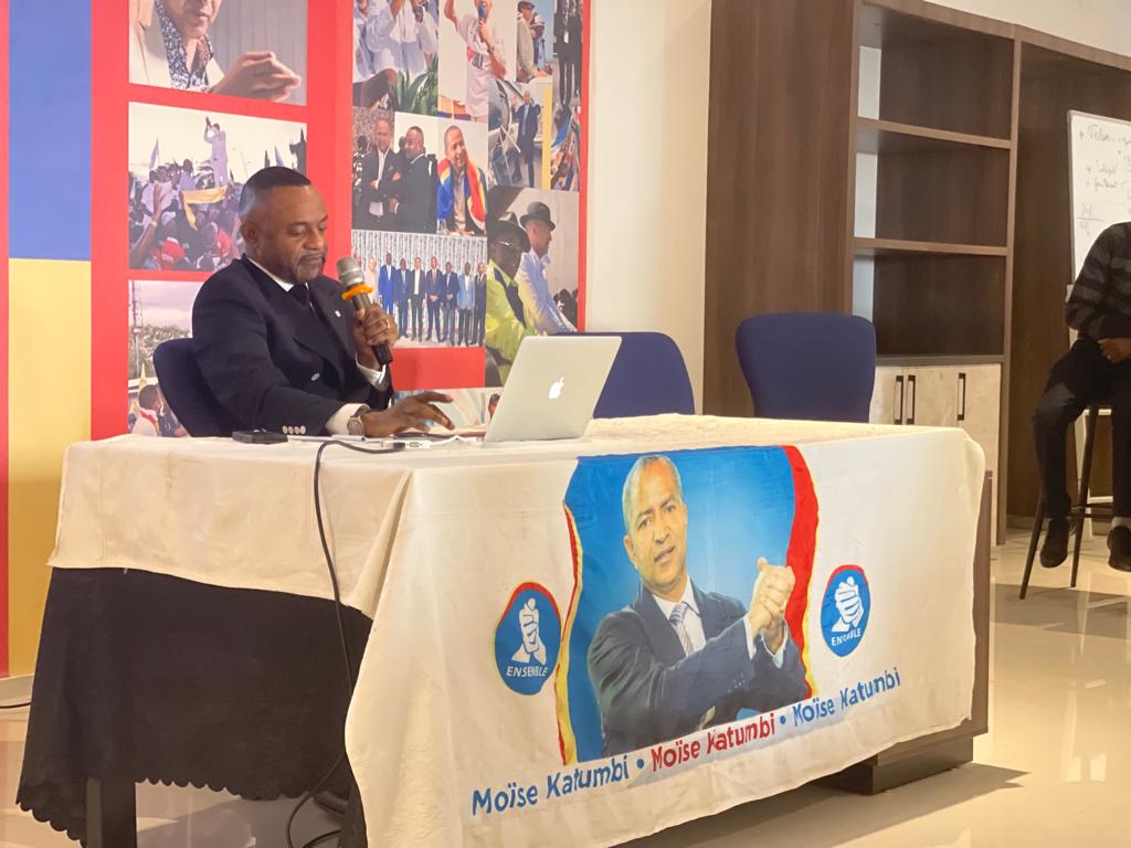 Ensemble pour la République. Une attitude du président <a href="/moise_katumbi/">Moise Katumbi</a> lors de la session de formation destinée aux jeunes et cadres du parti sur le libéralisme social, la loi électorale, le développement et la communication...