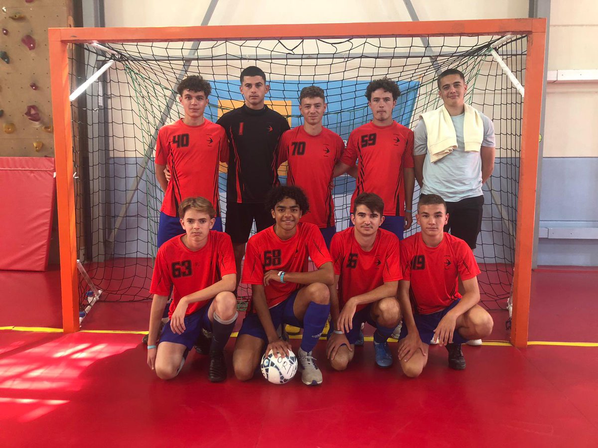 Notre équipe garçon de futsal défend nos chances au championnat de France UNSS. 2 défaites de justesse pour commencer la compétition, mais ils ne s’avouent pas vaincus. Bon courage à eux