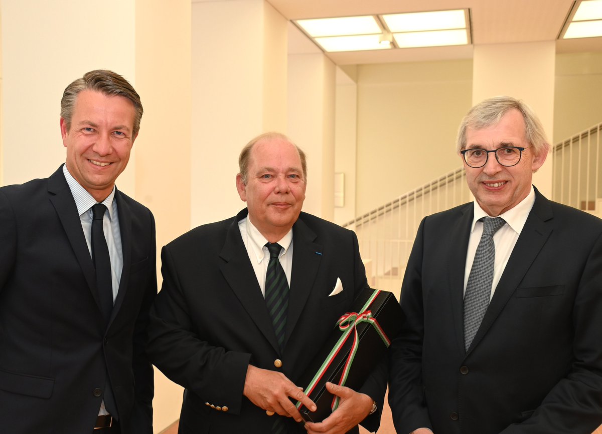 unternehmer_nrw's tweet photo. Zum Jahreswechsel trat er in den Ruhestand, gestern wurde unser langjähriger HGF Dr. Luitwin #Mallmann verabschiedet - auch mit hochrangigen Gästen aus der #Politik: u.a. MP @HendrikWuest, stellv. MP @JoachimStamp, Grünen-Vors. @MonaNeubaur, NRW-Finanzminister #Lienenkämper.(1/2) https://t.co/BBVQpEzB7l