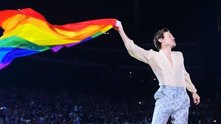 EllieFromMars's tweet photo. happy pride month!! 💘 https://t.co/cyhZVBAn4i