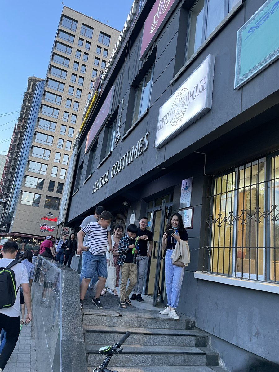 Энэ барилга явган хүний замаас хусаад шат хийчихсэн олон хүн зөрөхөд маш хэцүү байна. Арга хэмжээ авах нь зөв байх аа.