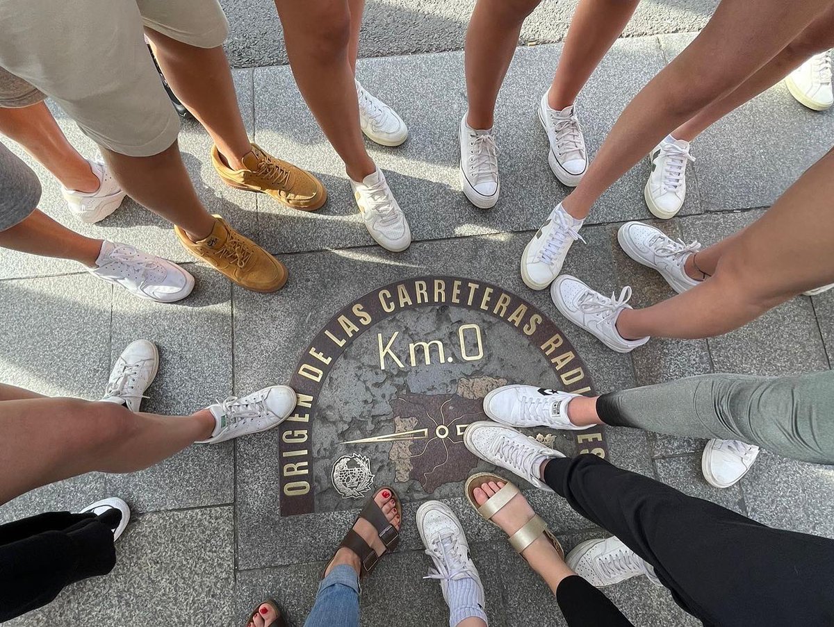 EpiaOlot's tweet photo. Els alumnes de 3r d'ESO estem descobrint Madrid, en el nostre viatge de fi de Curs. Places, palaus, museus, carrer, botigues, esglésies, i diversitat de persones. Art i cultura, a una important capital europea. #esoolot https://t.co/r6UTT6H4hu