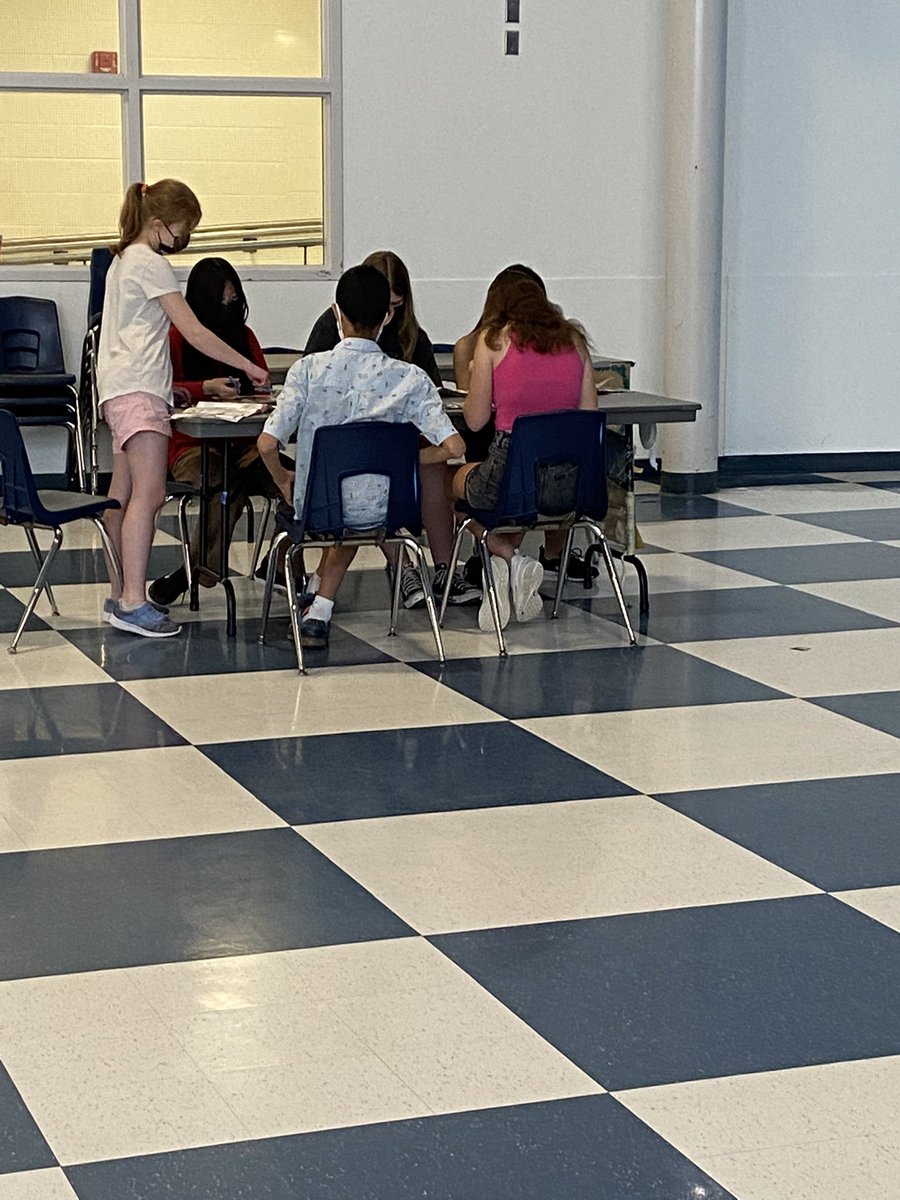 C’est déjà juin et nos 8es préparent leur collage d’identité pour la graduation 🥹<a href="/louisearbourfi/">Louise Arbour FI</a> <a href="/Jewlya_L/">Julia L</a> #endofyearactivities
