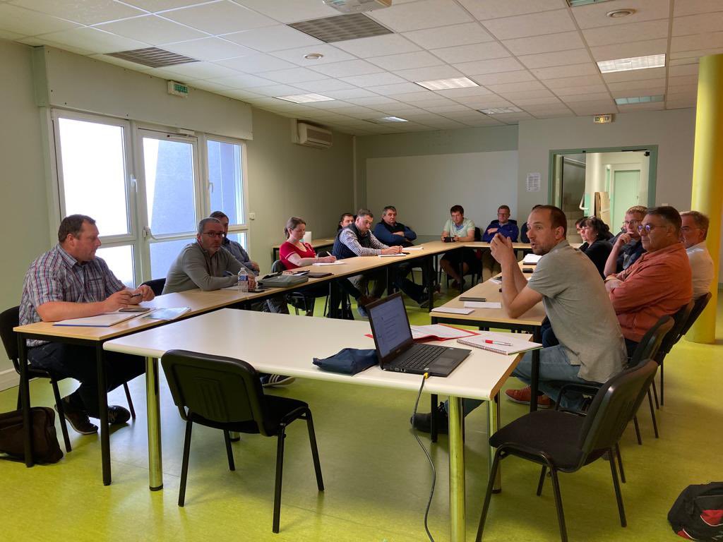 FDSEA62's tweet photo. 🐓🥚Les réunions se poursuivent avec les producteurs d’œufs pour comprendre leurs problématiques et leurs besoins ! @noriap @JANPdC @fdsea59 https://t.co/QxELFgeOOY