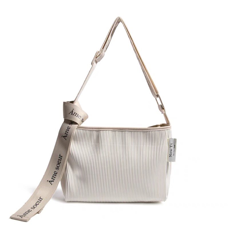 gurls_girl's tweet photo. 🤍 เปิดจองค้าบ กระเป๋า creamy bag ที่จุของมาก สามารถปรับสายสะพายได้ตามใจชอบเลย มีซิปปิดกันของหล่น ด้านในมีช่องเล็กจัดระเบียบได้อีก สะพายมาแล้วน่ารักมาก หนังนิ่มคุณภาพดี ; ลดเหลือใบละ 310 บาท แถมสายห้อยไปด้วย จ่ายตอนของมาได้เลยค่าไม่ต้องมัดจำน้า

✨ retweet สุ่มแจก 3 ใบประกาศพน. https://t.co/INe23iZX0P
