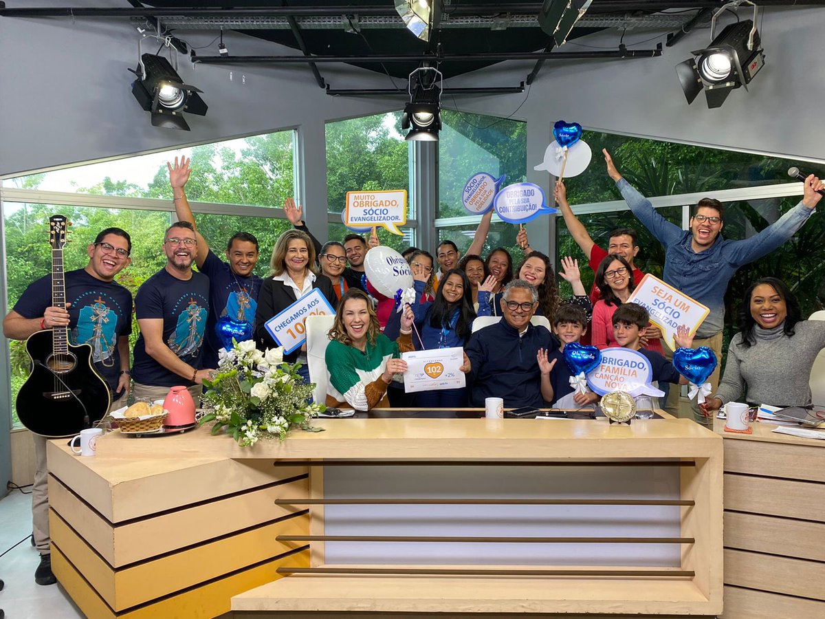paulaguimaraesj's tweet photo. É alegria que fala?! Que saudade de uma foto assim! E você faz parte desta festa! Graças a sua ajuda chegamos aos 102% do Projeto Dai-me almas! Muito obrigada! 🙏🏻❤️🎉 https://t.co/TeRzjf5LuW