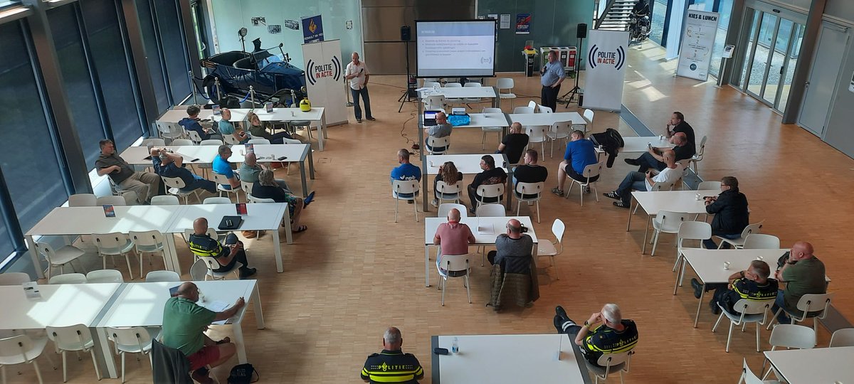 Dikke voldoende voor nieuwe #caopolitie
De leden van de 4 politiebonden hebben zich in overweldigende meerderheid akkoord verklaard met het op 4 mei bereikte onderhandelaarsakkoord voor een nieuwe cao. 
Volledig persbericht: tinyurl.com/akkoord-cao
#steundepolitie #politie