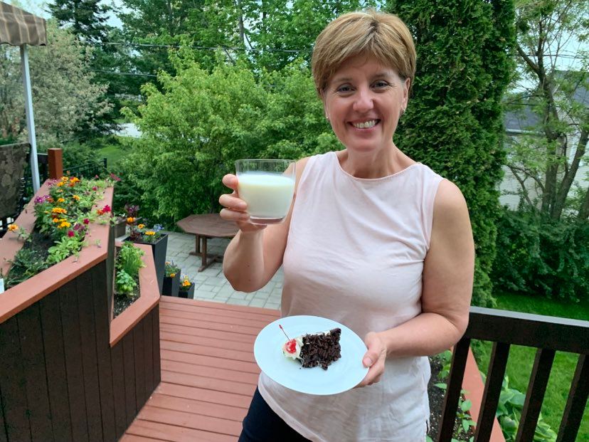 mclaudebibeau's tweet photo. Bonne #JournéeInternationaleduLait!

Je lève mon verre 🥛 à nos productrices et producteurs, partout au pays, qui nous offrent un lait de qualité inégalée.

#SavourezLesProduitsLaitiers #LaitCanadienQualité https://t.co/f782ZIiFGx