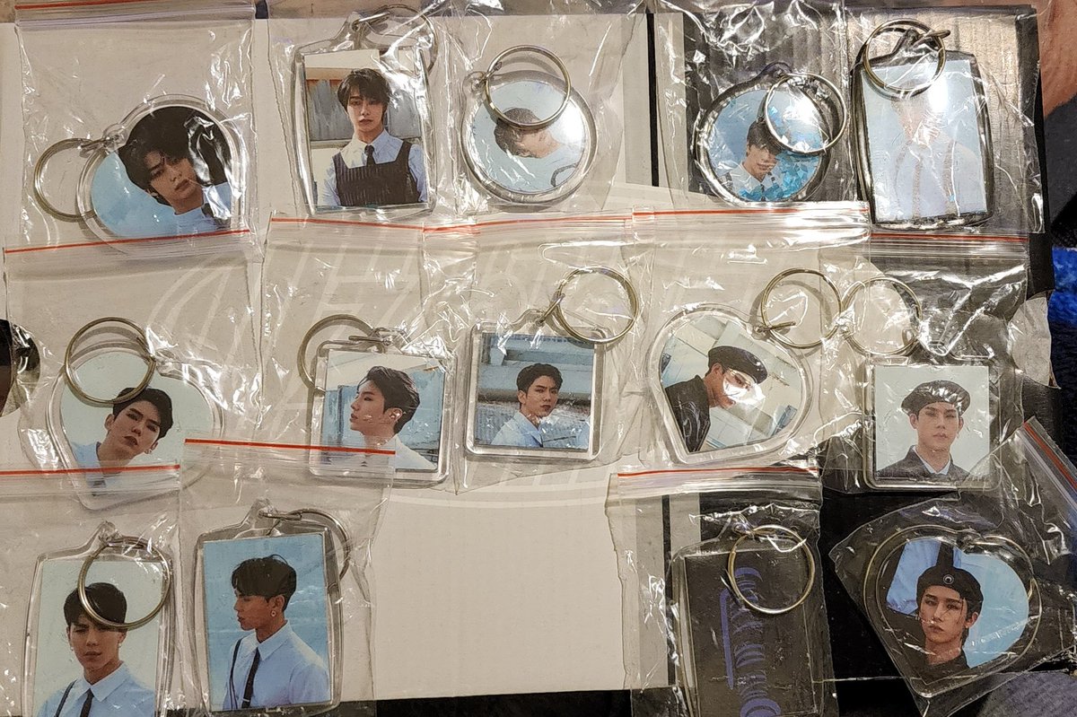 PiitaChiip's tweet photo. Put my One of a Kind albums to use last night 😂 Decided to make freebies for the concert.  #MonstaXinFortWorth #MonstaXFortWorth #MonstaXinUSA #MonstaX https://t.co/X8QvjPtUOS