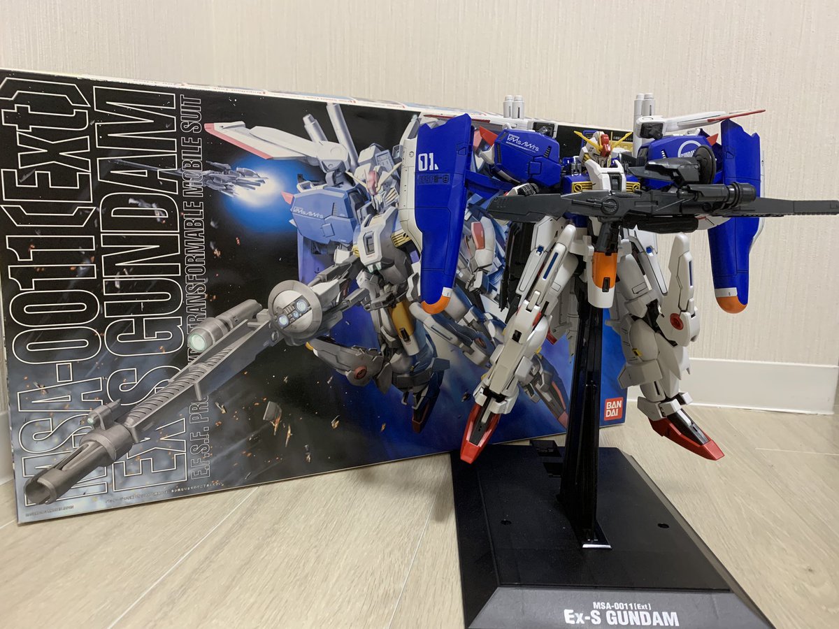 softman2342's tweet photo. 2003年版のMG Ex-Sガンダム完成しました🙌

作るの大変だったけど完成するとめっちゃカッコイイ✨✨

彼女も手伝ってくれました👏
この努力を認めてくれる方、
いいね おねしゃす😇

#ガンプラの画像貼るとRTされると聞いて 
#ガンプラ
#���ンプラ好きと繋がりたい https://t.co/AyxOcZGYu9