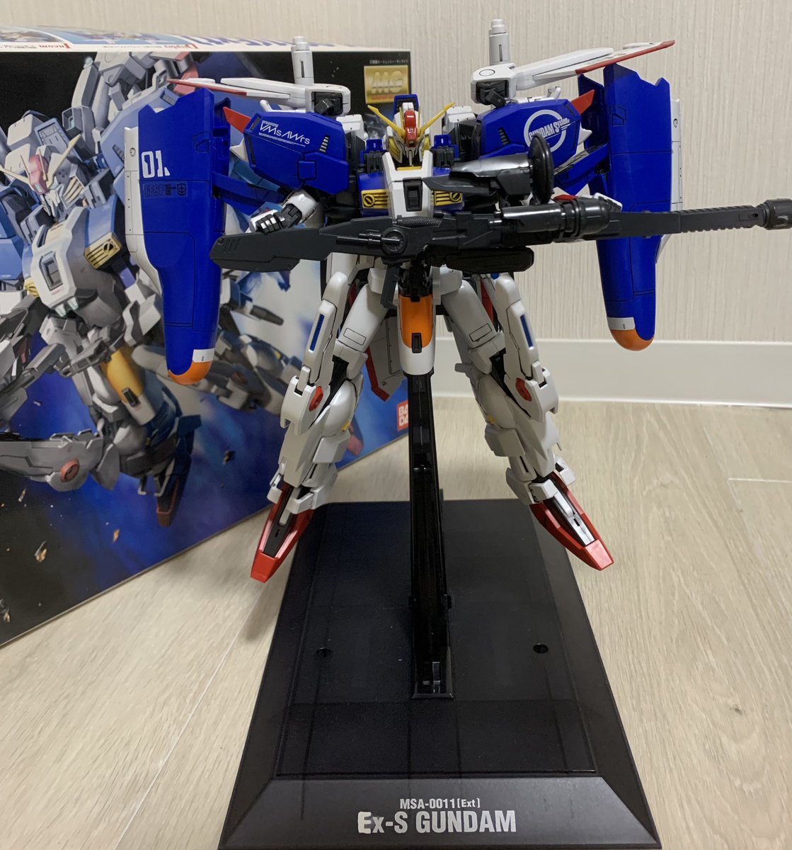 softman2342's tweet photo. 2003年版のMG Ex-Sガンダム完成しました🙌

作るの大変だったけど完成するとめっちゃカッコイイ✨✨

彼女も手伝ってくれました👏
この努力を認めてくれる方、
いいね おねしゃす😇

#ガンプラの画像貼るとRTされると聞いて 
#ガンプラ
#���ンプラ好きと繋がりたい https://t.co/AyxOcZGYu9
