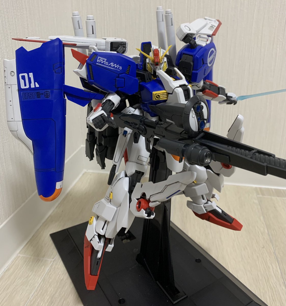 softman2342's tweet photo. 2003年版のMG Ex-Sガンダム完成しました🙌

作るの大変だったけど完成するとめっちゃカッコイイ✨✨

彼女も手伝ってくれました👏
この努力を認めてくれる方、
いいね おねしゃす😇

#ガンプラの画像貼るとRTされると聞いて 
#ガンプラ
#���ンプラ好きと繋がりたい https://t.co/AyxOcZGYu9
