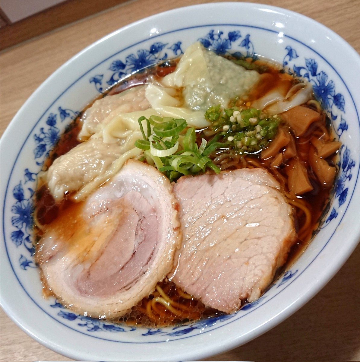 Mascara_condor's tweet photo. 覆めん花木＠東中野
ラーメン +わんたん３つ
久しぶりに此方に🍜力強い出汁感が猛烈に美味しい😆あおさ蓮根などの雲呑は餡がパンパンで最高  トッピングの青唐辛子も麺に絡めて夢中で完食👍 https://t.co/qM1OU2pEwc