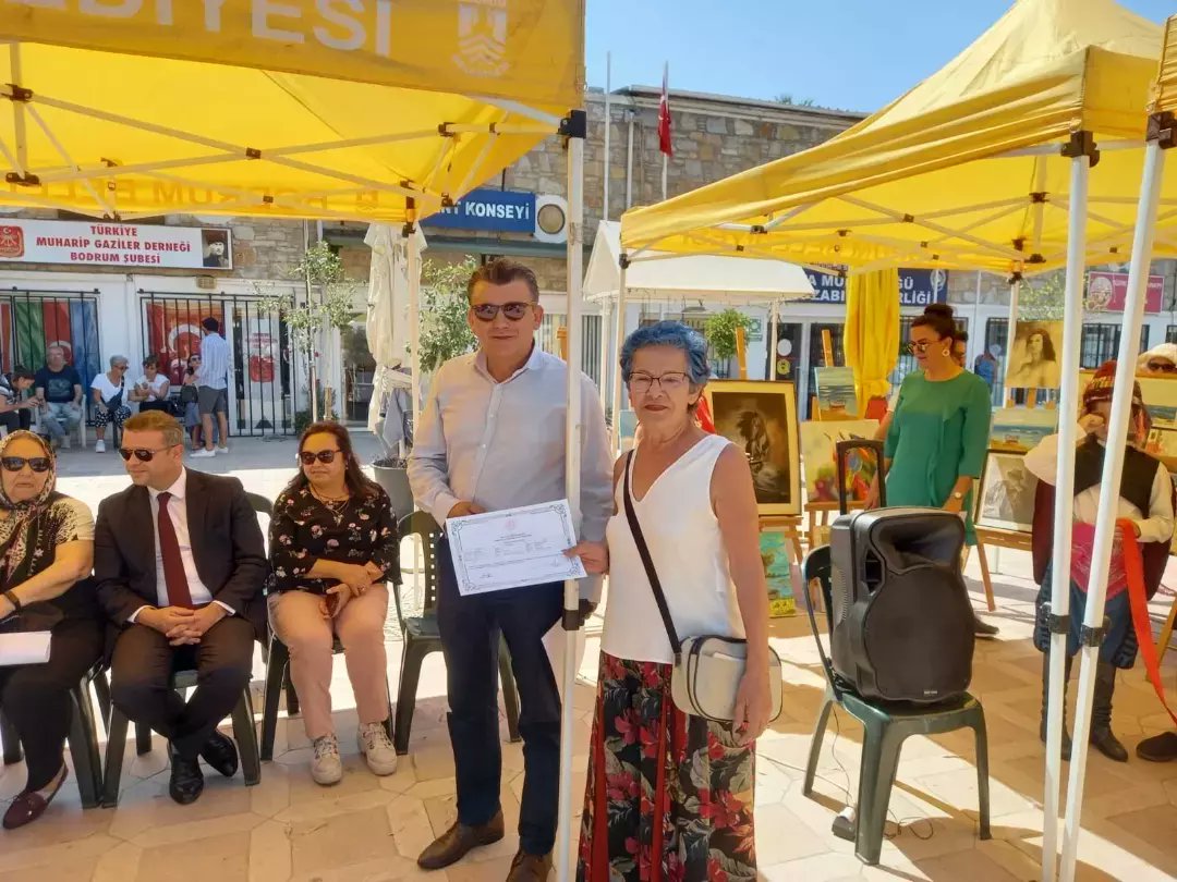 Müdürümüz,Halk Eğitim Merkezi tarafından açılan Açık Öğretim Ortaokul, Açık Öğretim Lise’den mezun olan ve Okuma-Yazma kursunu bitiren katılımcılara belgelerini verdi. 
@bilgehanbayar38 <a href="/tcmeb/">Millî Eğitim Bakanlığı</a> <a href="/mugla_mem/">Muğla İl Millî Eğitim Müdürlüğü</a> <a href="/emrecay55/">Emre ÇAY</a>