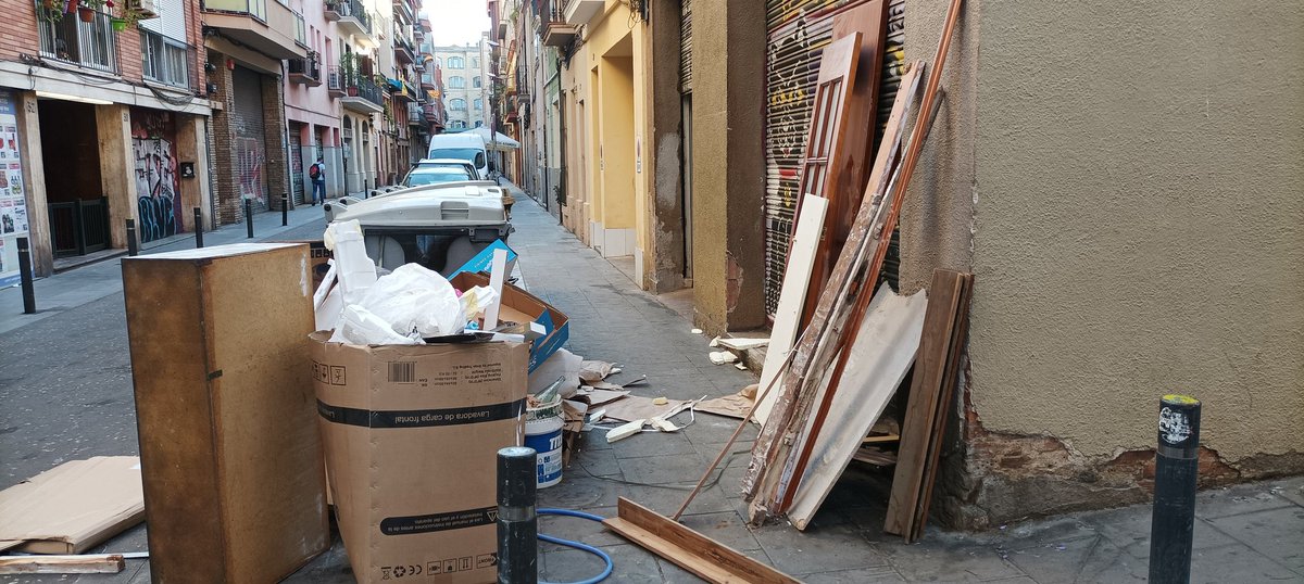 Barcelona és la ciutat de tot l'estat i món mundial que inverteix més en neteja. 
Congost amb Joan Blanques, suposo que aquestes inversions permetran als veïns levitar per poder anar pel carrer...