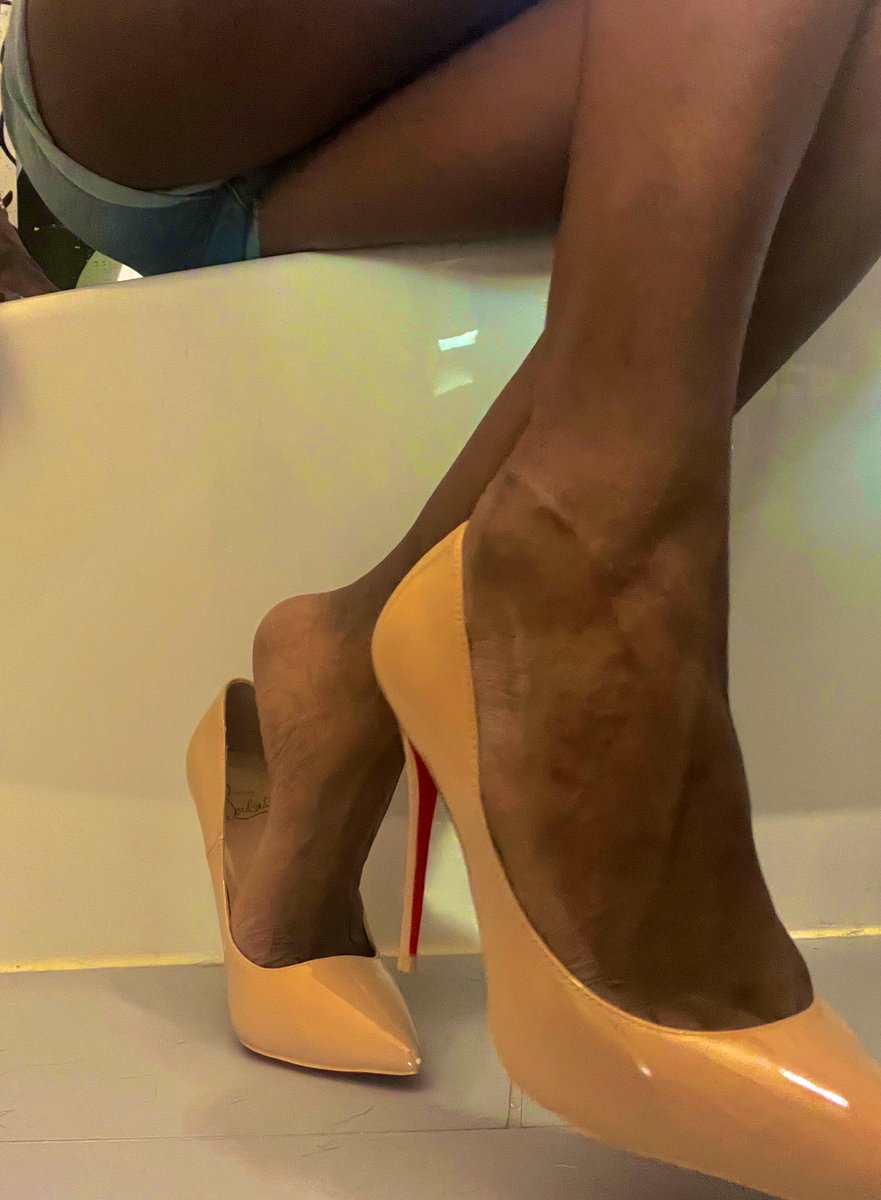 smoothfoot691's tweet photo. Red bottoms always fit so tight. I love them though! #pantyhose #underwear #Shorts #feet #foot #heels #toes #feetfinder #footmodel https://t.co/AOkg3Gw6h6