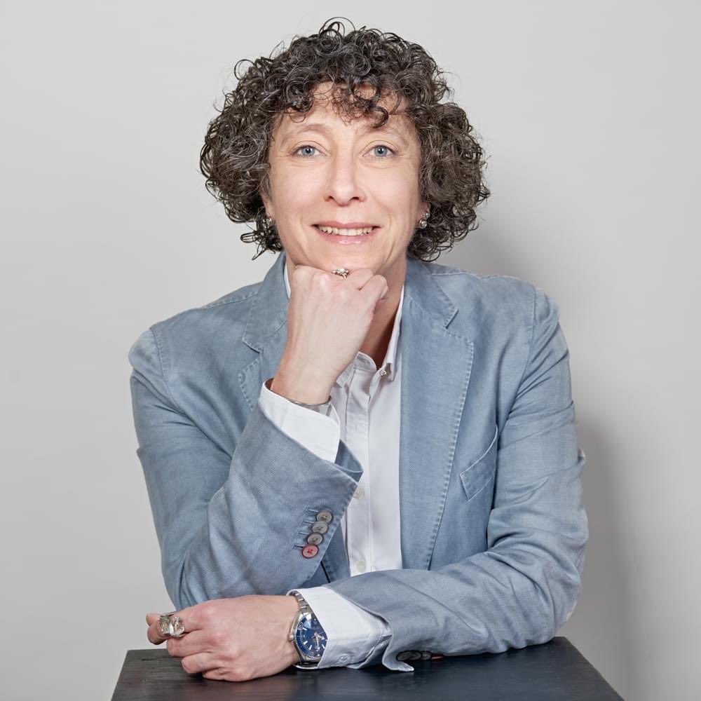 CaroPremio's tweet photo. Aspettando il #6giugno 
#CDay – 4 Stiamo ascoltando le voci dei nostri finalisti. Oggi è la volta di Anna Mioni che nella prima storia di due scelte per voi fornisce preziosi consigli a chi pensa di avventurarsi nei meandri del tradurre. Siete pronti a risolvere enigmi? /01 https://t.co/eE9phzpvDU