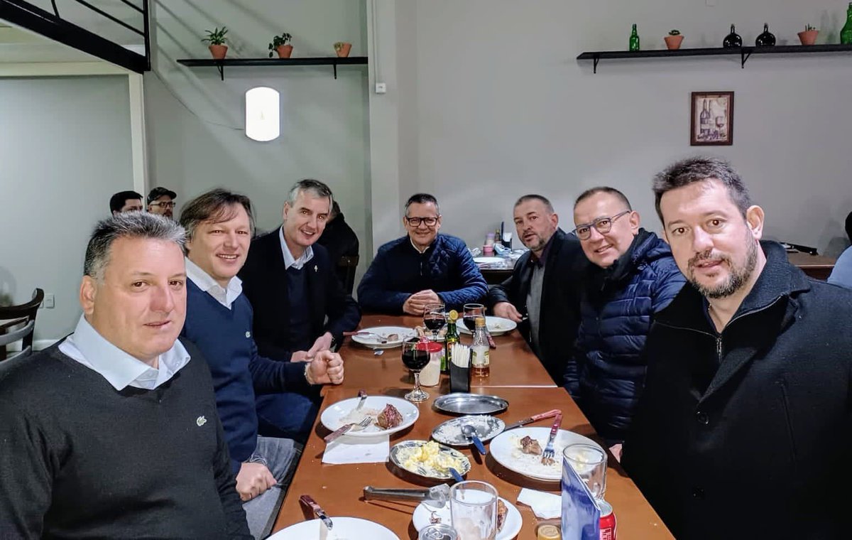 Uma alegria encontrar e fazer uma boa conversa hoje em Porto Alegre com o querido amigo deputado do PDT <a href="/DepLoureiro/">Eduardo Loureiro</a> e o amigo Prefeito de Espumoso Douglas Fontana e Secretários. Com diálogo se constrói amizades, relações e soluções para muitos problemas da sociedade.