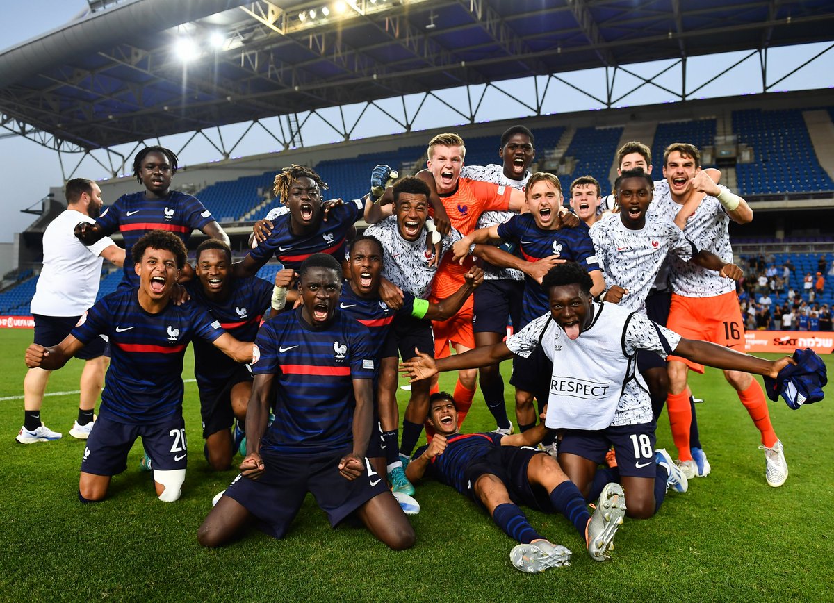 🏆 𝘾𝙃𝘼𝙈𝙋𝙄𝙊𝙉𝙎 𝘿'𝙀𝙐𝙍𝙊𝙋𝙀 𝙐𝟭𝟳 🏆

Les Bleuets s'imposent 2-1 face aux Pays-Bas et remportent l'EURO U17 ! 👏