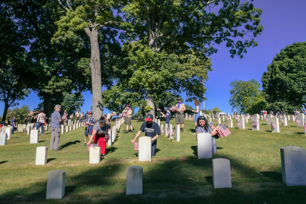 WeAreLight_LLDM's tweet photo. #TLOTW in Marietta, GA joined the National Memorial Day Association of Georgia to place flags on the Headstones of the brave men and women who fought to protect our rights to life, liberty and the pursuit of happiness.
#MemorialDay
#WeAreLight https://t.co/xbqvrmRIIp