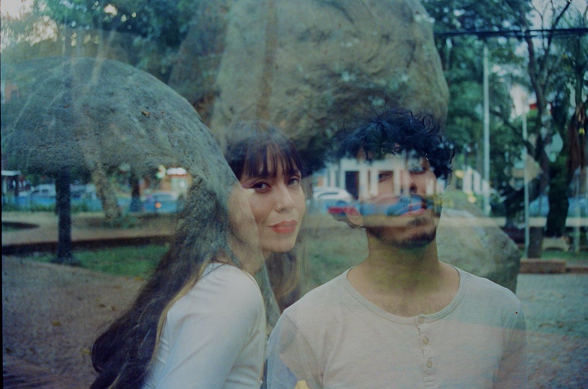 vampiroba's tweet photo. Amo hacer múltiples exposiciones y más si es para capturar a mis amigxs. Foto en Cali para David y Sashi con mi Canon Eos3000 - 🎞 Cinestill 800T. https://t.co/drh6ECS99X