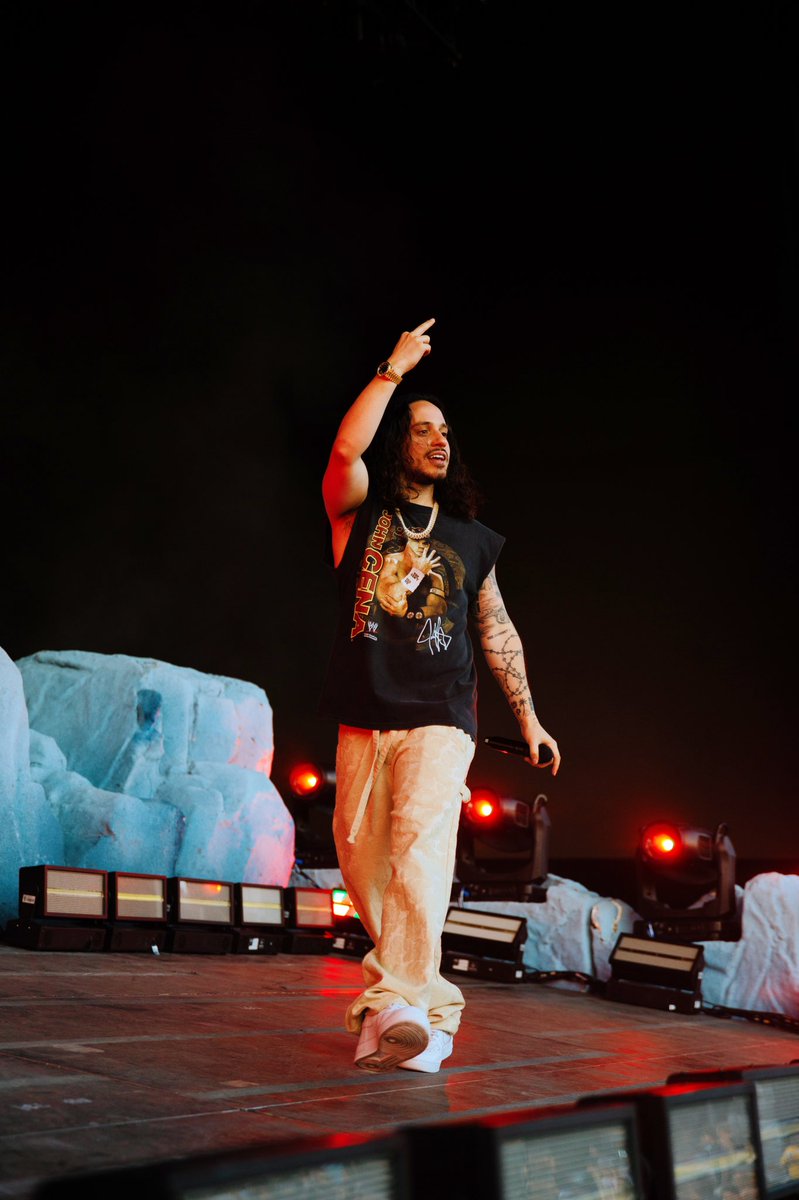 russdiemon's tweet photo. Went shirtless at the show last night https://t.co/NrPYV8liba
