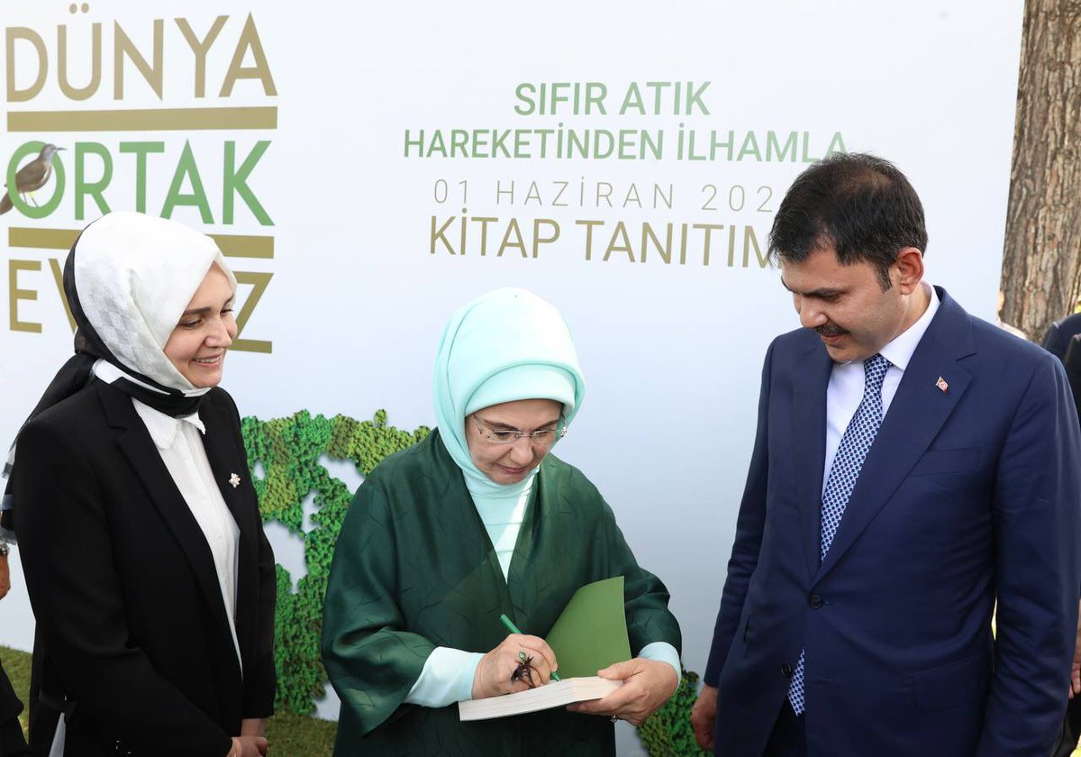 murat_kurum's tweet photo. Başta #SıfırAtık olmak üzere tüm çevre projelerimize destek veren Saygıdeğer @EmineErdogan Hanımefendi'nin öncülüğünde hazırlanan, 28 çevre gönüllüsünün ilham veren hikayelerinin yer aldığı #DünyaOrtakEvimiz kitabının tanıtım programına katıldık.

📍Cumhurbaşkanlığı Külliyesi https://t.co/xyAfHewVDk