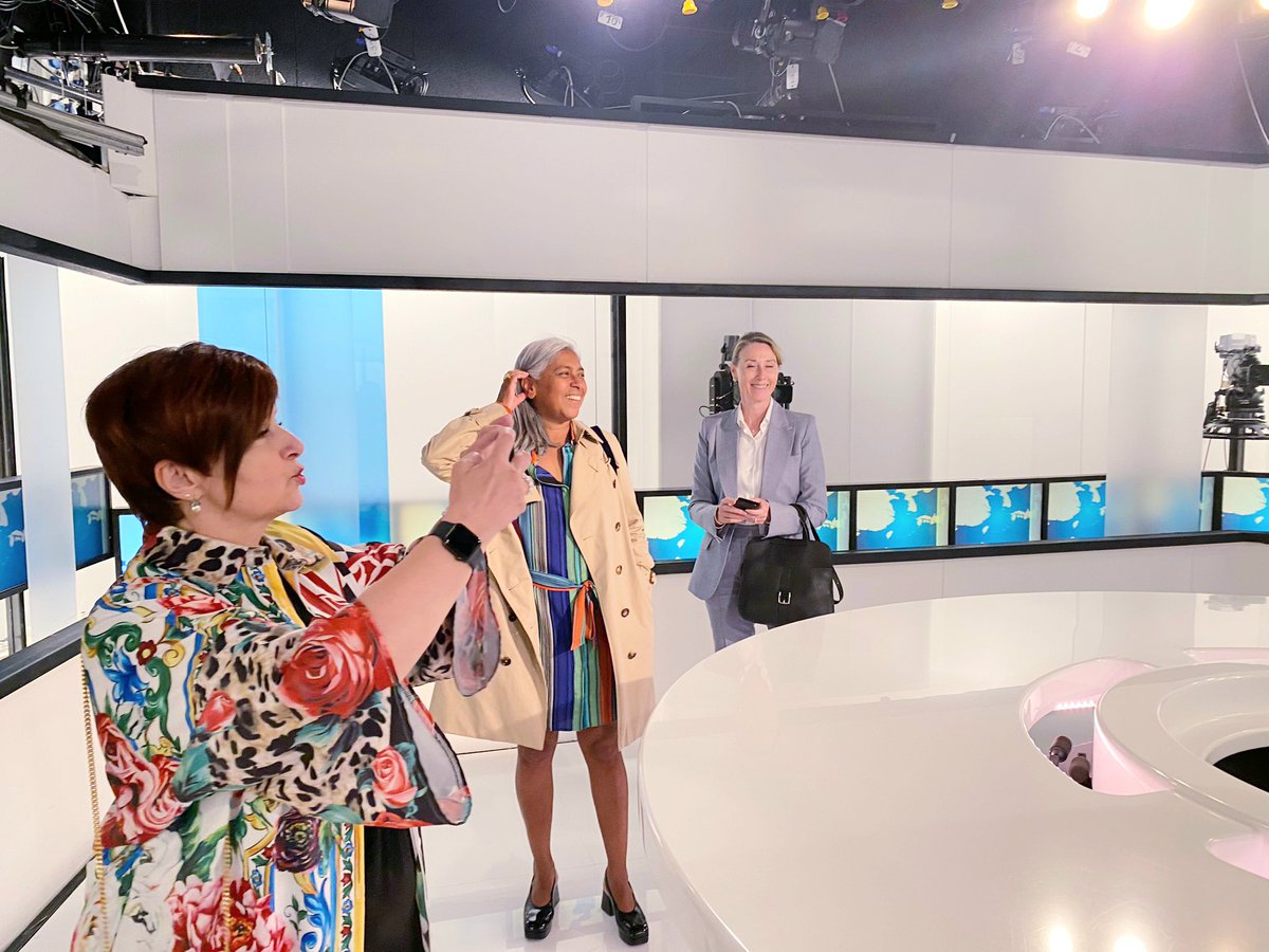 Merci à mes amis ambassadeurs francophones de l'#UNESCO d'avoir répondu présent à la visite du <a href="/gafunesco/">Groupe francophone de l’UNESCO</a> à <a href="/TV5MONDE/">TV5MONDE</a>.
Merci à <a href="/YvesBigot/">bigot yves</a>, <a href="/francoisejoly/">Françoise Joly</a>, #Denise_Epoté et <a href="/CagnaLaurent/">Laurent Cagna</a> pour votre accueil et pour le bel échange sur #francophonie &amp; medias et sur #Tv5mondeplus