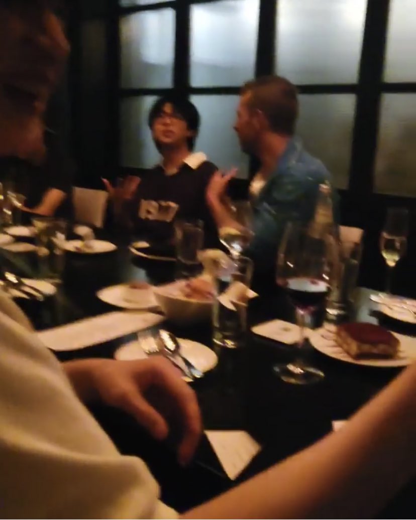 coldplayxtra's tweet photo. Looks like Chris Martin has been dining with #BTS in Washington D.C prior to Coldplay's show at FedEx Field  

👀 #ColdplayDC 
📸 J-Hope's Instagram https://t.co/VCfgcFfsyo
