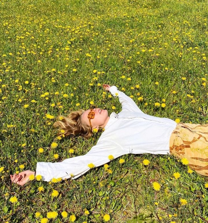 WVic_'s tweet photo. The girl with the yellow flower, painted on her behind. https://t.co/AND7mtzC5L