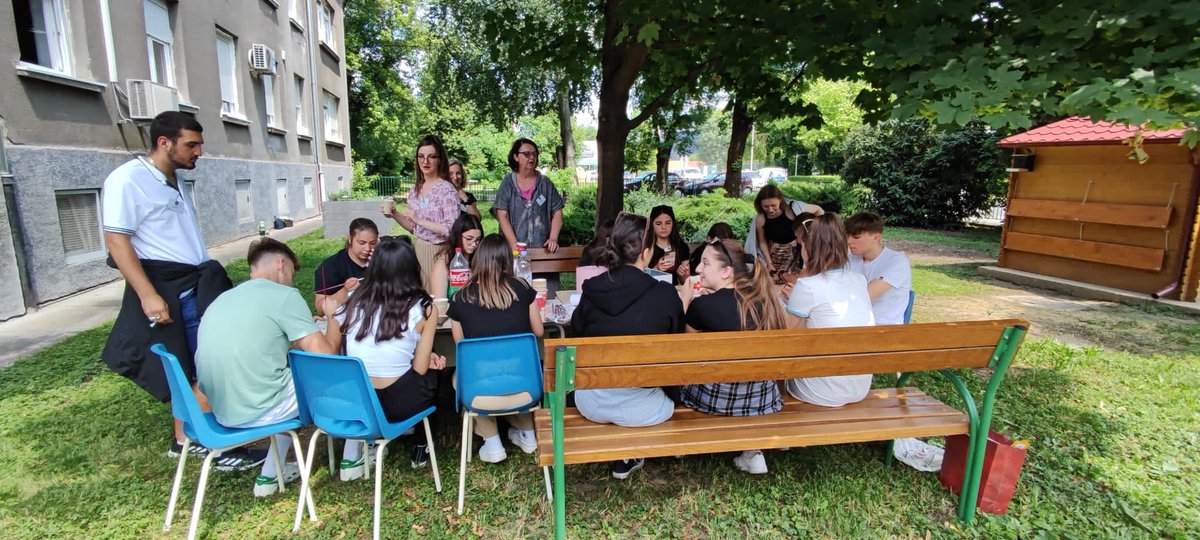 PROJEKT S.F.C.R 

Drugi dan Erasmus+ mobilnosti u Hrvatskoj. Učenici su sudjelovali u radionicama. Sadili su začinsko bilje u našem eko-vrtu, reciklirali te izrađivali kreativne predmete. Dan je prošao u atmosferi međusobne podrške i pomaganja, stjecanja novih znanja i iskustava.