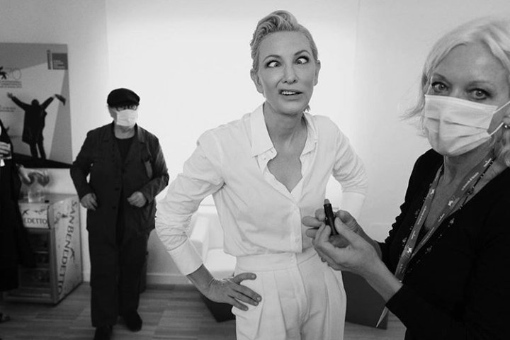 BlanchettMs's tweet photo. Cate Blanchett bts #vff2020.. https://t.co/ZP7QnoXGAY