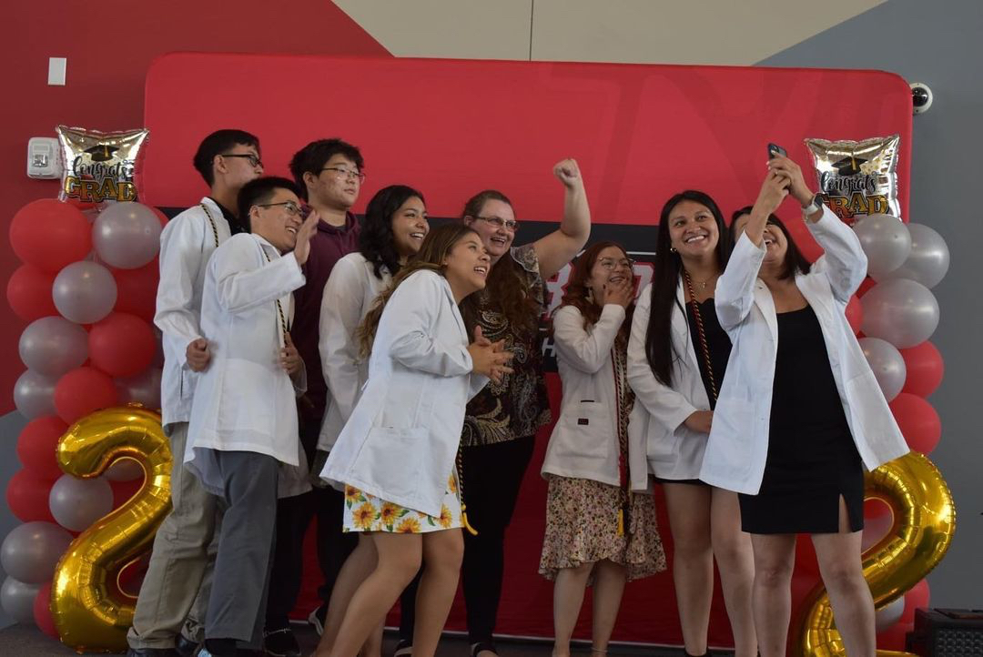 ELPASO_ISD's tweet photo. Meet El Paso's newest Licensed Vocational Nurses! 👩‍⚕️ Congratulations to the @SilvaMagnet seniors who successfully completed their LVN program. These Foxes 🦊 completed all requirements to become ✅ accredited in the midst of a pandemic. #EPISDProud @viva_lajeff @JSHS_Official https://t.co/484weHW31F