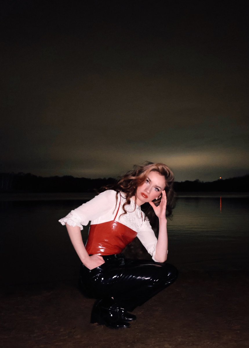 💥NEW MUSIC ALERT !!! 💥 Cannot believe I finally get to share this but SAVE THE DATE! My new song ‘UNHOLY WAR’  will be released on June 10th (next FRIDAY!!!) Pre-save show.co/13AWrAl xxx

I’M SO EXCITED!!!! 
 🥹♥️♥️♥️