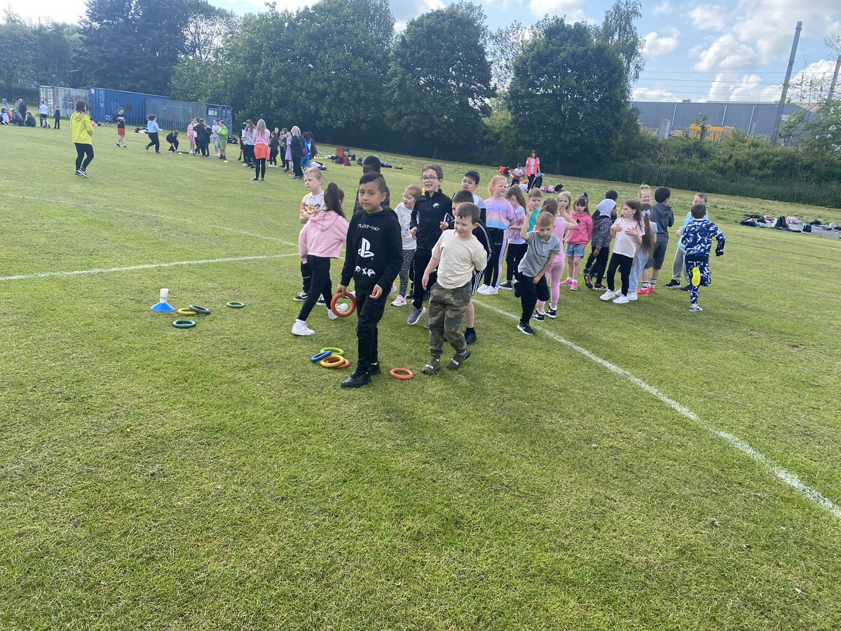 Ms_Lawson1's tweet photo. Amazing day spent celebrating the Queen’s Jubilee 👑 We took part in some traditional games, a fun run and perfect picnic in the park! 🎯🏃🥪 @EastbankPri https://t.co/fhJyQiMkxz