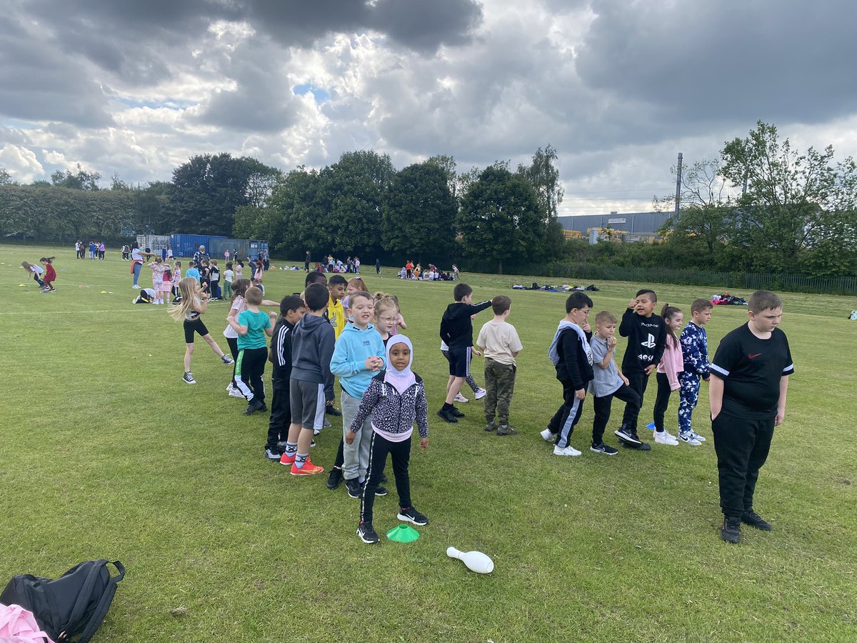 Ms_Lawson1's tweet photo. Amazing day spent celebrating the Queen’s Jubilee 👑 We took part in some traditional games, a fun run and perfect picnic in the park! 🎯🏃🥪 @EastbankPri https://t.co/fhJyQiMkxz
